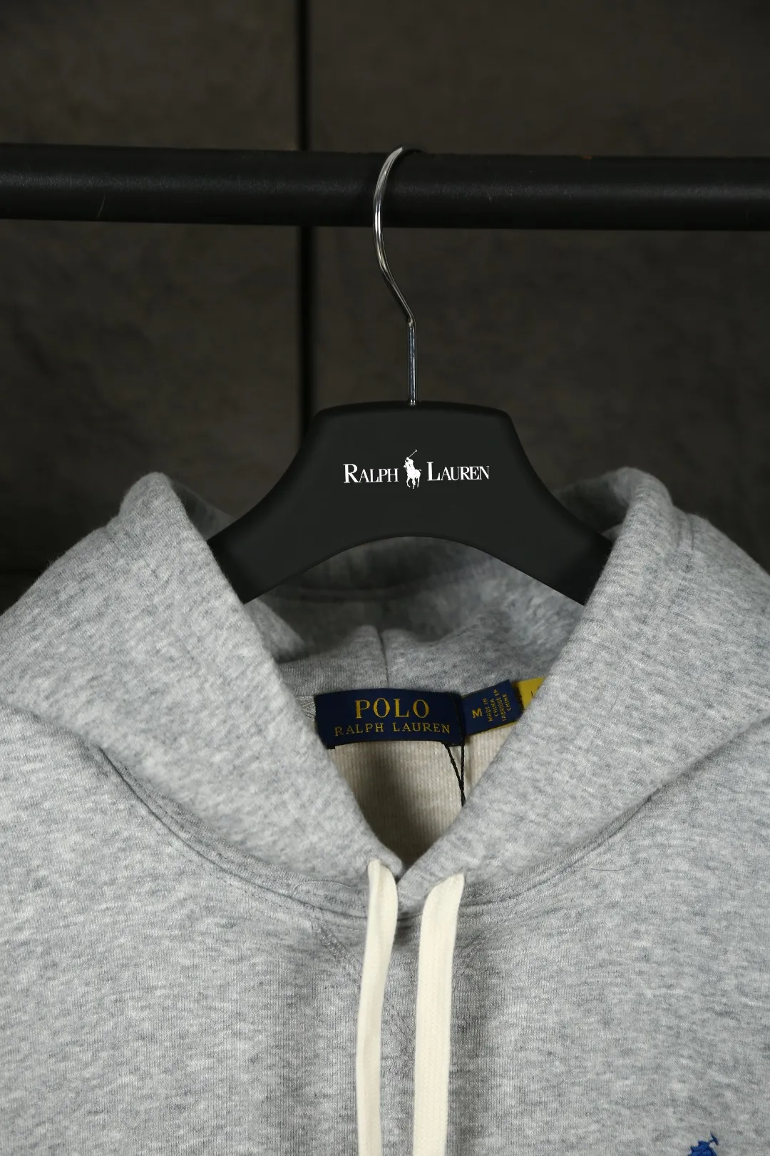 P240 Actual photo [Evergreen for all seasons] Style number: 25003# Color: off-white/light pink/light blue/oatmeal gray/light floral gray/dark floral gray/red/brown/black and red label/black and white label/saffron label/hidden white label Size: S to 370g double-sided cotton heavyweight fabric✅ - Original same 7.5CM widened thread processing✅ - Front collar patchwork triangle block, four-needle six-thread topstitch design✅ - RL four-season classic style, loose fit, easy for both men and women to control, simple and clean, versatile, no mistakes, exposed topstitching, patchwork triangle, 1.3cm retro primary color hook drawstring, full of details